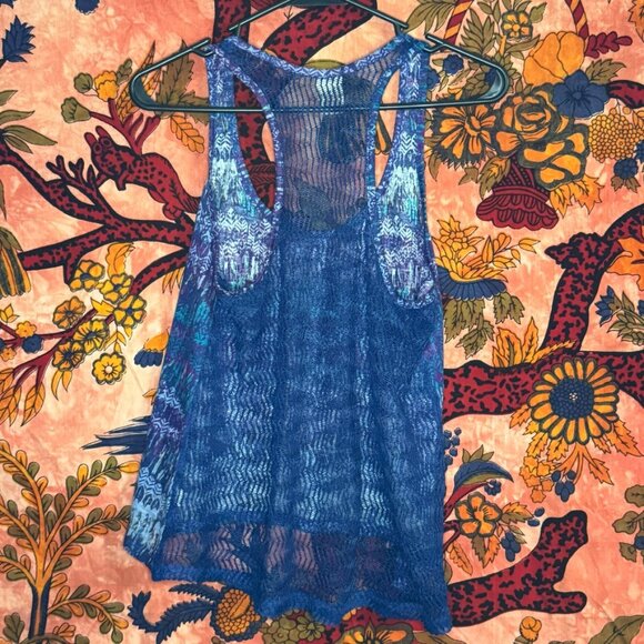 Loose-Fitted Lacey Tank Top - Picture 2 of 3